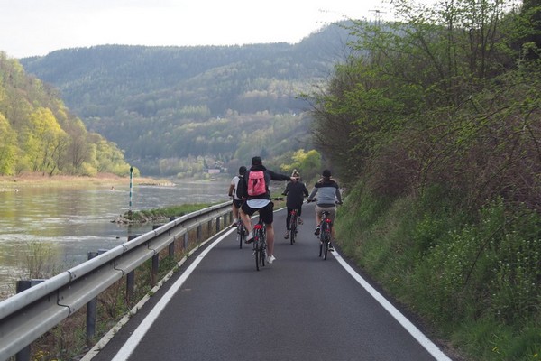 Elbe trail along the river Elbe