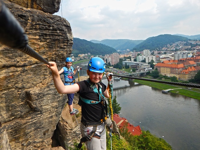 Skupina na via ferratě s průvodcem