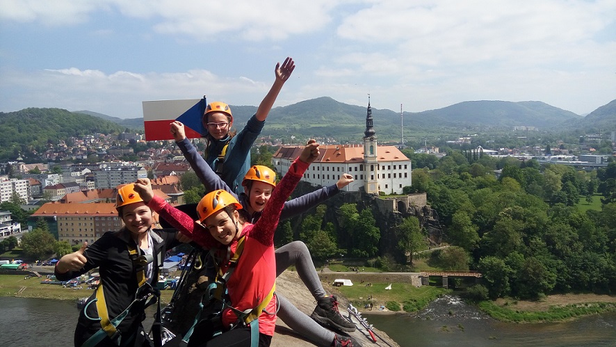 Pár po výstupu na via ferratu Pastýřská stěna v Děčíně