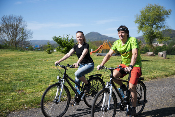 School class on a bicycle tour in the Elbe Valley.