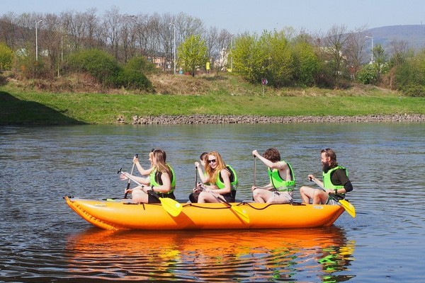 Rafts and bikes for school teams in the Elbe Valley.